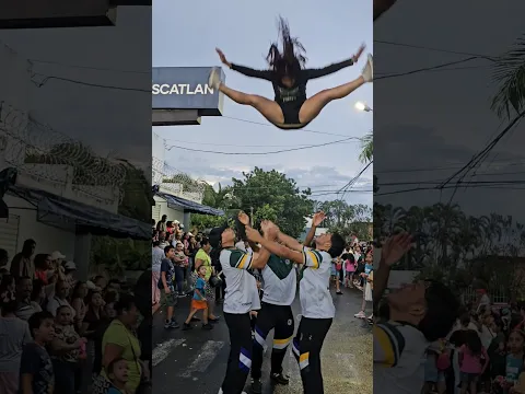 Acrobacias 😍🌻✨️ #desfile #baile #bastoneras