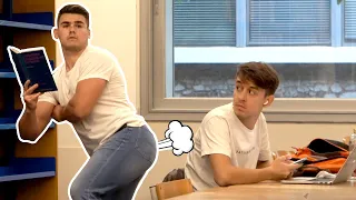 TIRÁNDOME PEDOS EN LA BIBLIOTECA 📚💨