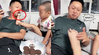 熊孩子脚拿饼干喂爸爸吃，妈妈不服也照着学，爸爸的态度咋还分人呢！#呆萌小米宝#萌娃#熊孩子#