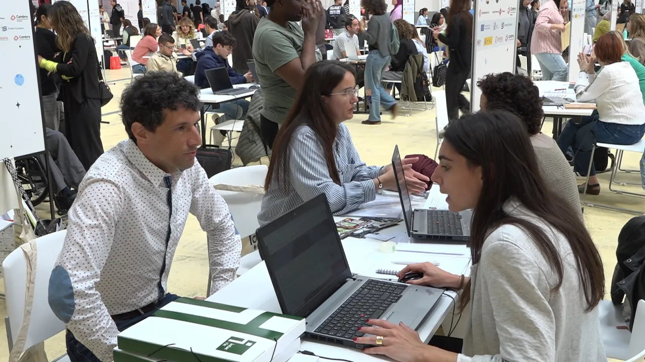 Centenars de persones passen pel GiraFeina, a Vic, aquest dijous