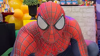 Homem aranha foi em festa infantil.