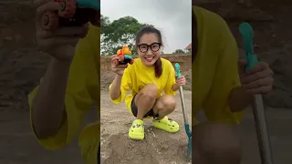 Cùng Nhau Tiết Kiệm Nước - Tìm Đồ Chơi Ở Bãi Cát-Save Water Together -   Find Toys at the Sand Beach