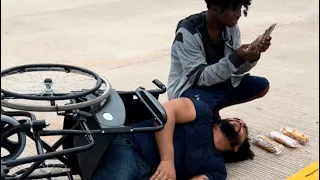 Nesecita ayuda y este joven se fijó en su dinero mira el final