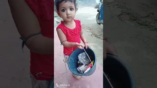#cutebaby#कचड़ा फेकने जा रही है लाडो देखिए#ytvideo#viral#video🧹🧹