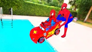 Spiderman Empujado a la Piscina: ¡Diversión con Hulk y Joker!