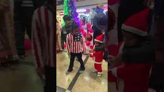 Advika ne christmas par santa claus banke sabko gift diye