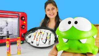 Oyuncak Om Nom pasta yapıyor ve fazla şeker yiyor! Çocuk videoları