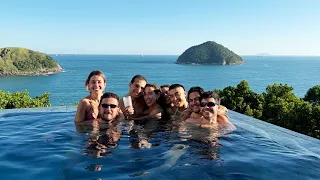na praia do litoral de São Paulo com amigos