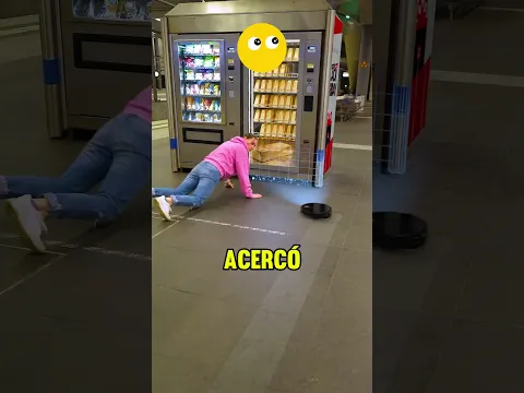¡La aspiradora robot ayudó a la mujer! 🤖🧹💪