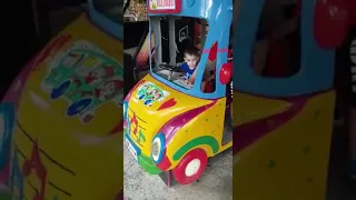 Selim ve semih kuzeni mertcanla beraber otobüse biniyor