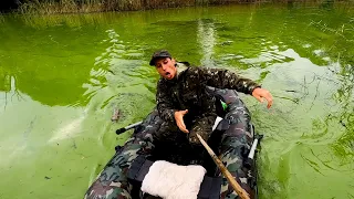 Пробили ЛОДКУ!!! Чуть не утонули! Наловили ведро ПЛОТВЫ на поплавок. Пожарили рыбу на сковородке