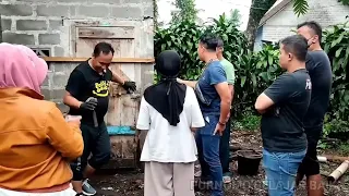 PEMUDA PULUHAN TAHUN DIPASUN9 DIRUANG KOSONG DIBELAKANG RUMAH KONDISI TELANJ@NG OLEH IBU KANDUNGNYA 