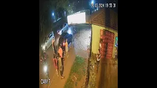 Motociclista chocó a gran velocidad por un auto estacionado