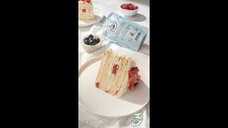 Молочная девочка с ягодами