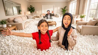 ملئنا منزلنا بالكامل بحبيبات التعبئة 😱 بابا راح فيها 😭 !!