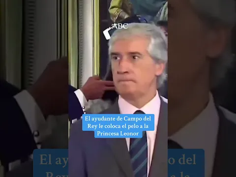 El ayudante de cámara le arregla el pelo a Leonor ¿Habrase visto tamaña estupidez? ¿Es manca?