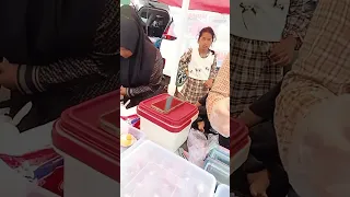 Beli jajanan mochi dan es buah di hari kemerdekaan RI