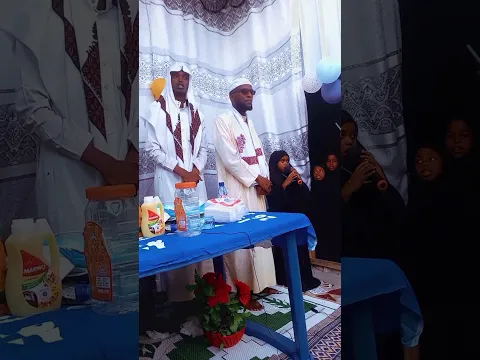 Gabar yar oo Quraanka Cod macaan ku aqrineyso