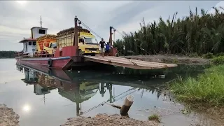 Tragedi saat truk sawit naik tongkang.!!