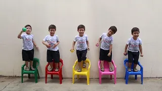 Rafael brincando com bolinhas coloridas e ensinando as cores com a Mamãe, Papai e o João Pedro