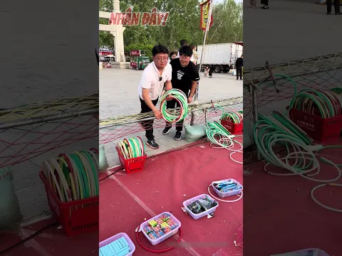 Bà chủ ném vòng lừa đảo ở hội chợ