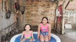 Brincando na Piscina com as crianças 🤣