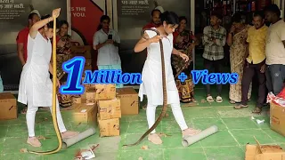 स्पेअर पार्ट दुकानात आला भला मोठा साप 😮 सापाने पळवले खूप सर्वांना लावले कामाला 😂