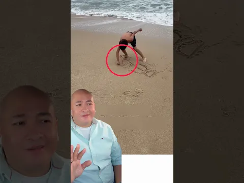 El niño escribe Dios en la arena y el agua del mar no llega donde está escrito.