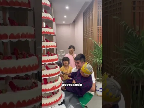 Nieto levanta a su abuelita para que corte su pastel de 80 años 👵🎂💪