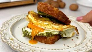 CHEESY PESTO EGG AND AVOCADO TOAST FOR A VIBRANT BREAKFAST. 🧀🍳🥑