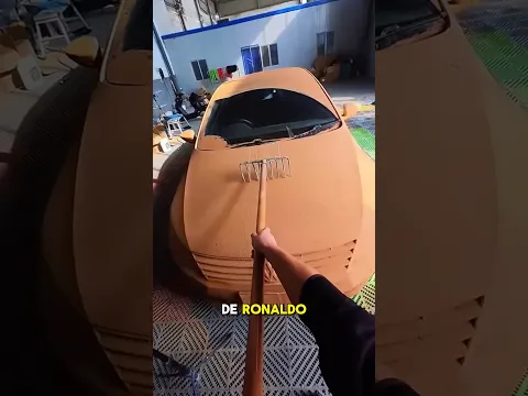 ¡El desafío de hacer brillar el viejo coche de Ronaldo! 🚗😭 #shorts