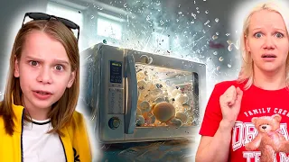 What happens if you put this in the microwave? 😱 #experiment #ArtioMix