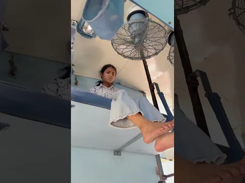 ट्रेन के सफर में करिश्मा ने यह क्या किया 🚋😆