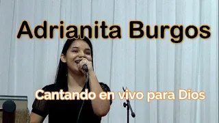 Adrianita Burgos Cantando en vivo