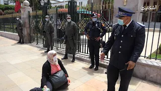 مشهد مبكي لدكتورة عاطلة عن العمل و هي تحاور رجل أمن أمام البرلمان..جيبلي شي مسؤول يشوف من حالنا