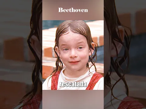 La niña se cayó a la piscina y fue salvada por su perro. #peliculas #movie #shorts