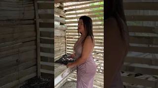 En mi patio con las gallinas 