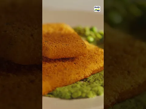 Steki rybne z puree z groszku i sałatką z rukoli