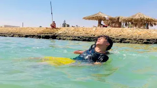 بائع مناديل ينقذ شاب من الغرق بعد اهانته 🥺