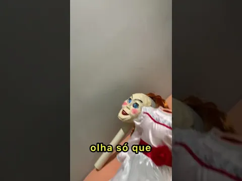 Abrindo a boneca Annabelle