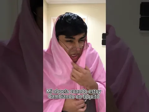 Mi abuela cuando estoy cambiando un foquito