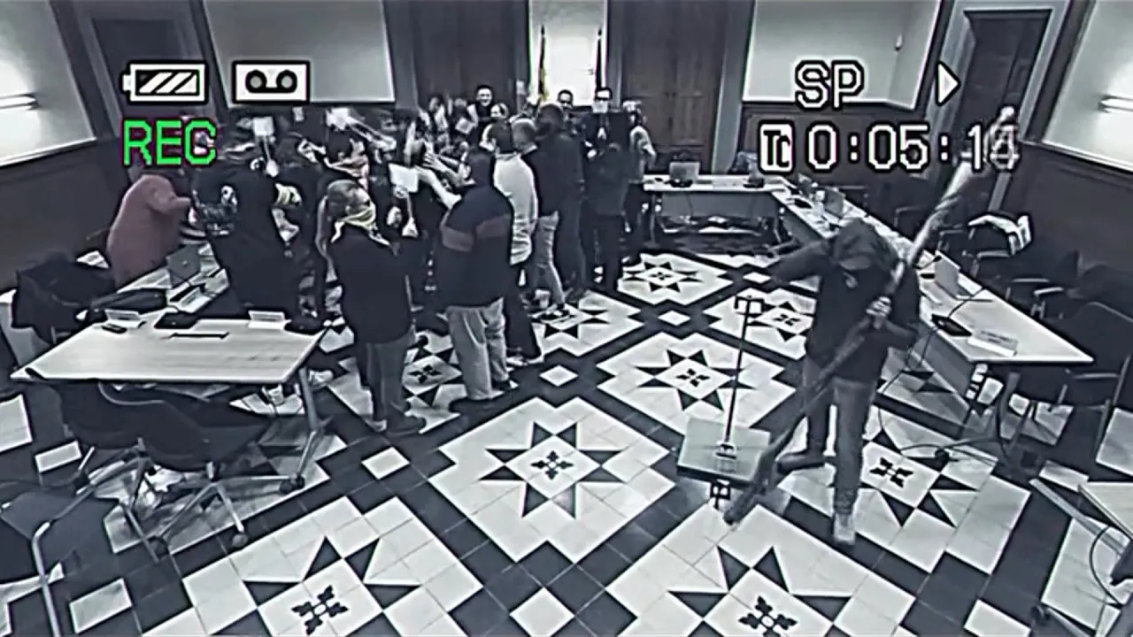 Roben el Falatell al ple de Torelló i ja s’ensuma olor de Carnaval