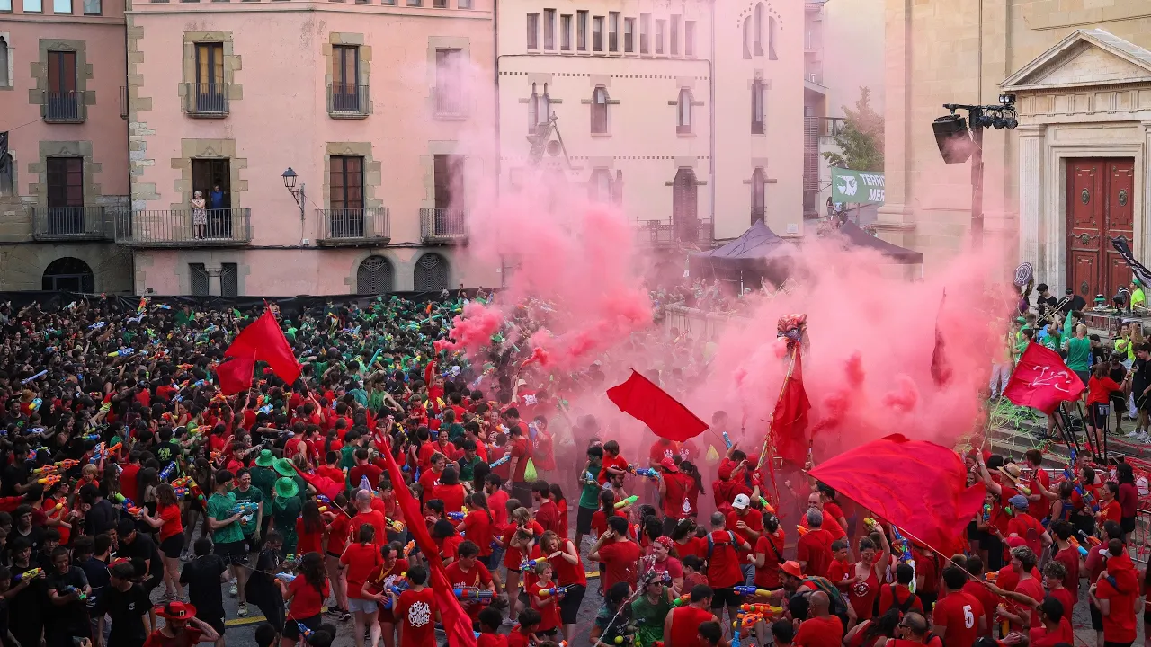La crida, de nou multitudinària, omple el centre de Vic de colors