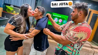 MEU AMIGO RENATO GARCIA FICOU COM CIUMES AO CONHECER MINHA NAMORADA😱