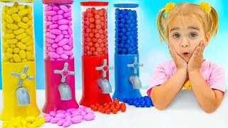 Alice y su nueva y divertida historia sobre juguetes y dulces