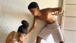 BRUTINH0 ENCHE A CARA DE CACH4Ç4 E PARTE PRA ClMA DE SUA NAM0RADA