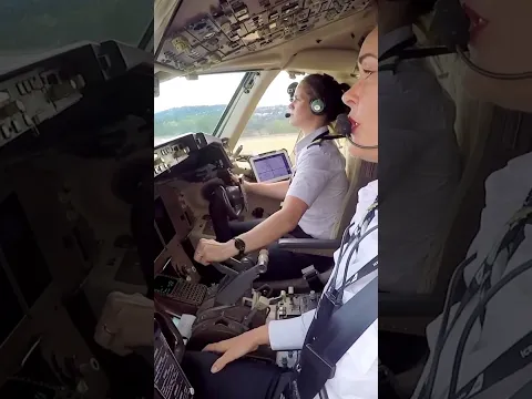 👩🏻‍✈️👩🏻‍✈️Boeing landing in Seattle #aviation #pilot #boeing