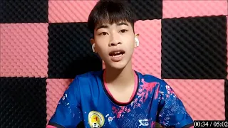 "Vẽ Bức Tranh Chim Công Với Bộ Lông Đuôi Tuyệt Đẹp Đang Xòe Rộng Dưới Ánh Nắng."