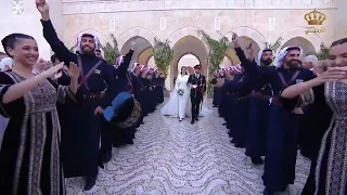 زفة أردنية لسمو ولي العهد والأميرة رجوةُ الحسين حين وصولهما إلى قصر الحسينية