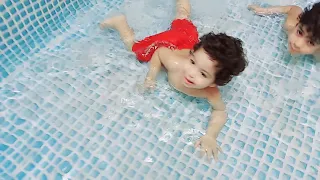 الأطفال في بركة السباحة حيدر و كرار